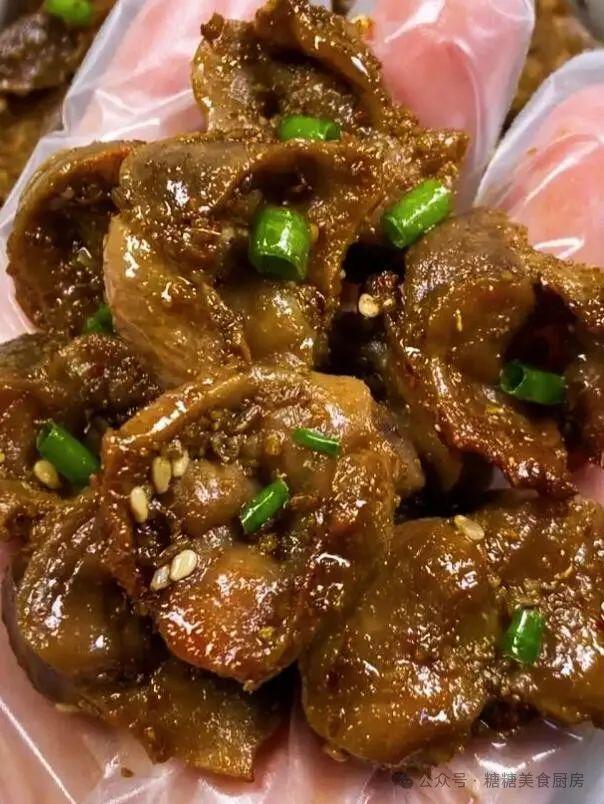 酥脆内里却保持着柔嫩多汁香气扑鼻。人生就是搏烤鸡胗！它外表烤得金黄(图2)